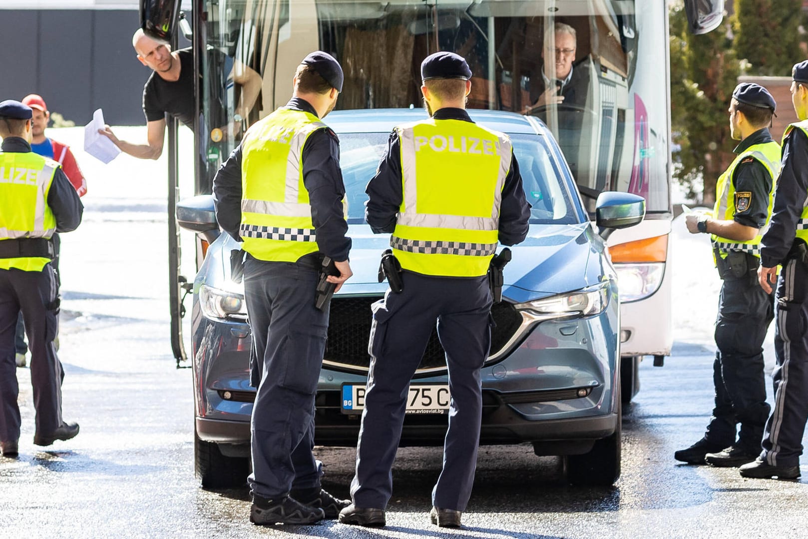 Polizisten kontrollieren Reisende am Brenner zwischen Italien und Österreich.