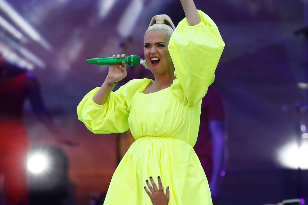 Katy Perry: Am Mittwoch trat sie im australischen Bright für ein Benefiz-Konzert mit kleiner Baby-Kugel auf.