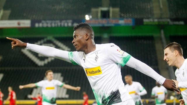 Breel Embolo (M) legte mit seinem Tor zum 1:0 den Grundstein zum Gladbacher Sieg im Geisterderby gegen Köln. Breel Embolo (M) legte mit seinem Tor zum 1:0 den Grundstein zum Gladbacher Sieg im Geisterderby gegen Köln.