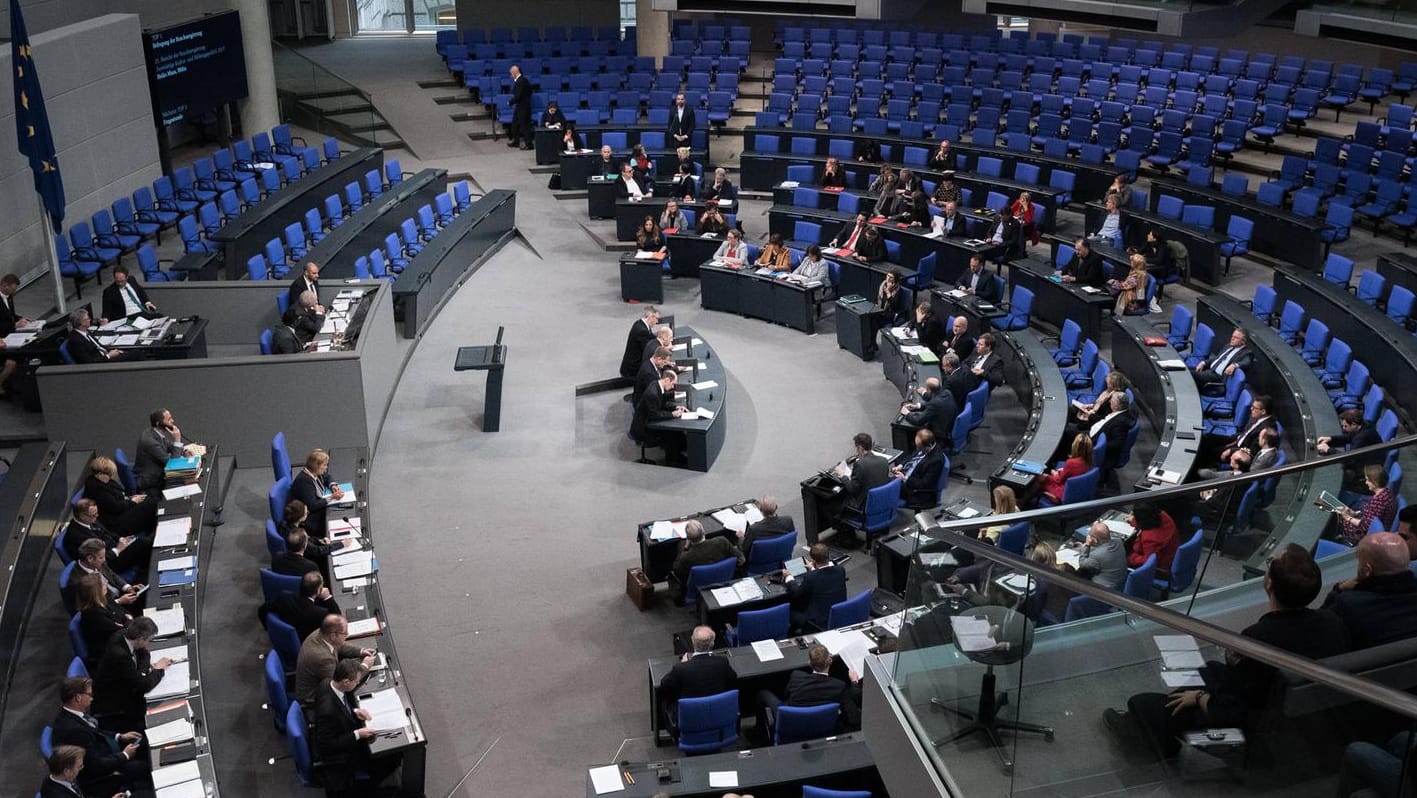 Plenarsaal des Bundestages: Ein Abgeordneter der FDP-Fraktion hat sich mit dem Coronavirus infiziert. Plenarsaal des Bundestages: Ein Abgeordneter der FDP-Fraktion hat sich mit dem Coronavirus infiziert.