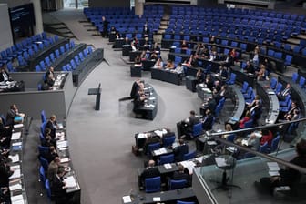Plenarsaal des Bundestages: Ein Abgeordneter der FDP-Fraktion hat sich mit dem Coronavirus infiziert.