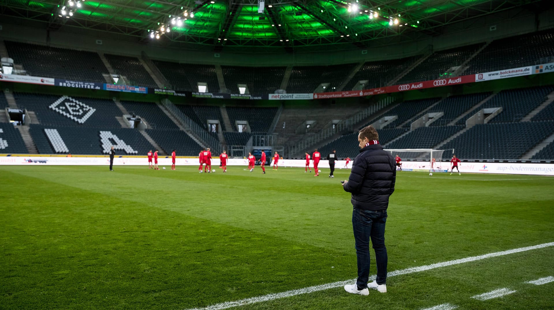 Horst Heldt (vorne) beim Warmmachen seiner Spieler vor dem Spiel gegen Gladbach.