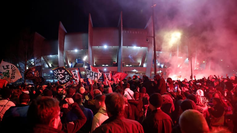 Zahlreiche Paris-Fans feuerten ihr Team vor dem Stadion an.