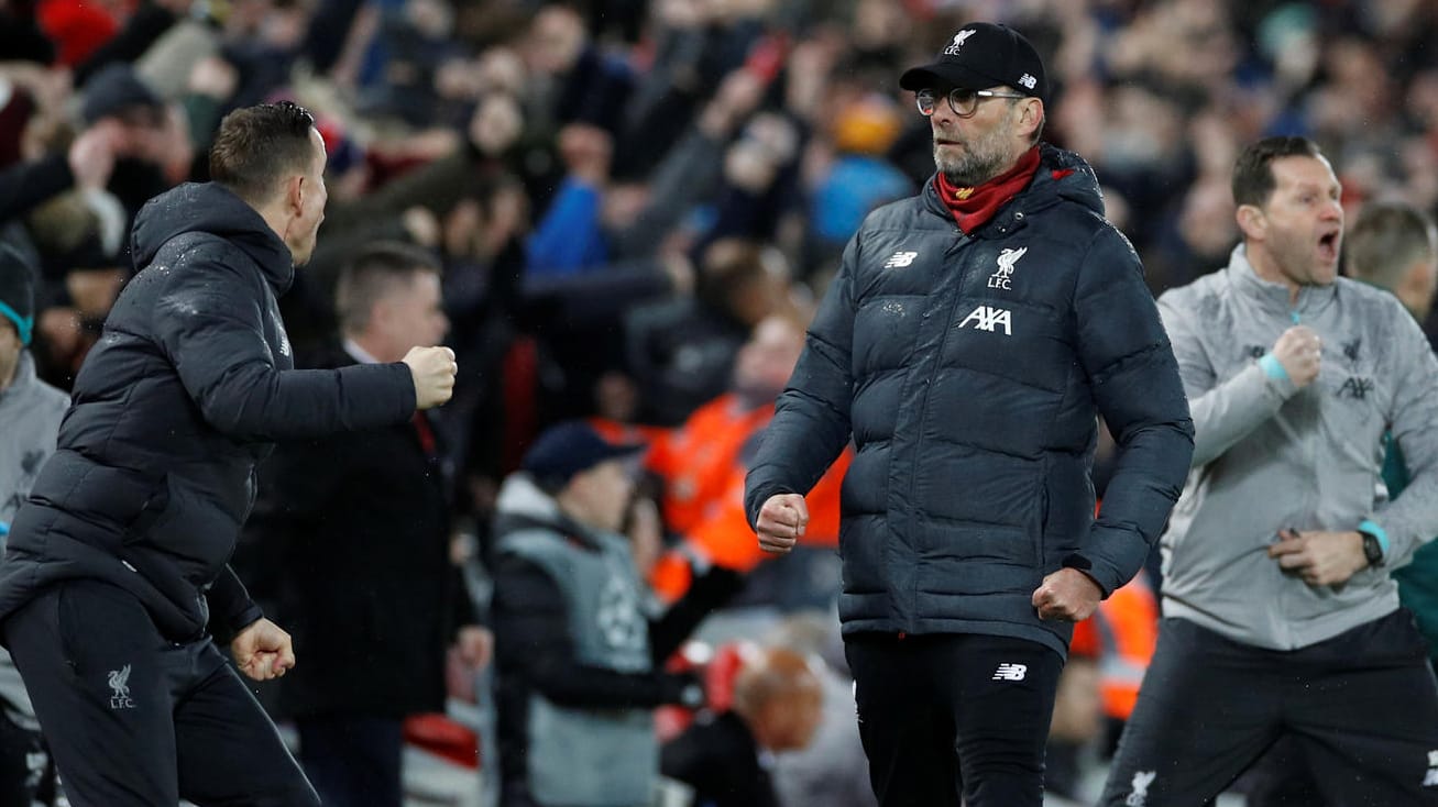 Jürgen Klopp (vorne rechts) jubelt bescheiden, der Rest explodiert: Liverpools Trainer beim 1:0 durch Wijnaldum.