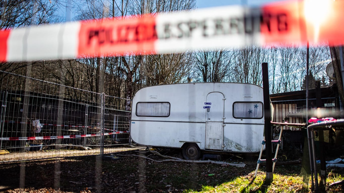 Tatort hundertfachen Missbrauchs: Der versiegelte Campingwagen auf der Parzelle des verurteilten Täters.