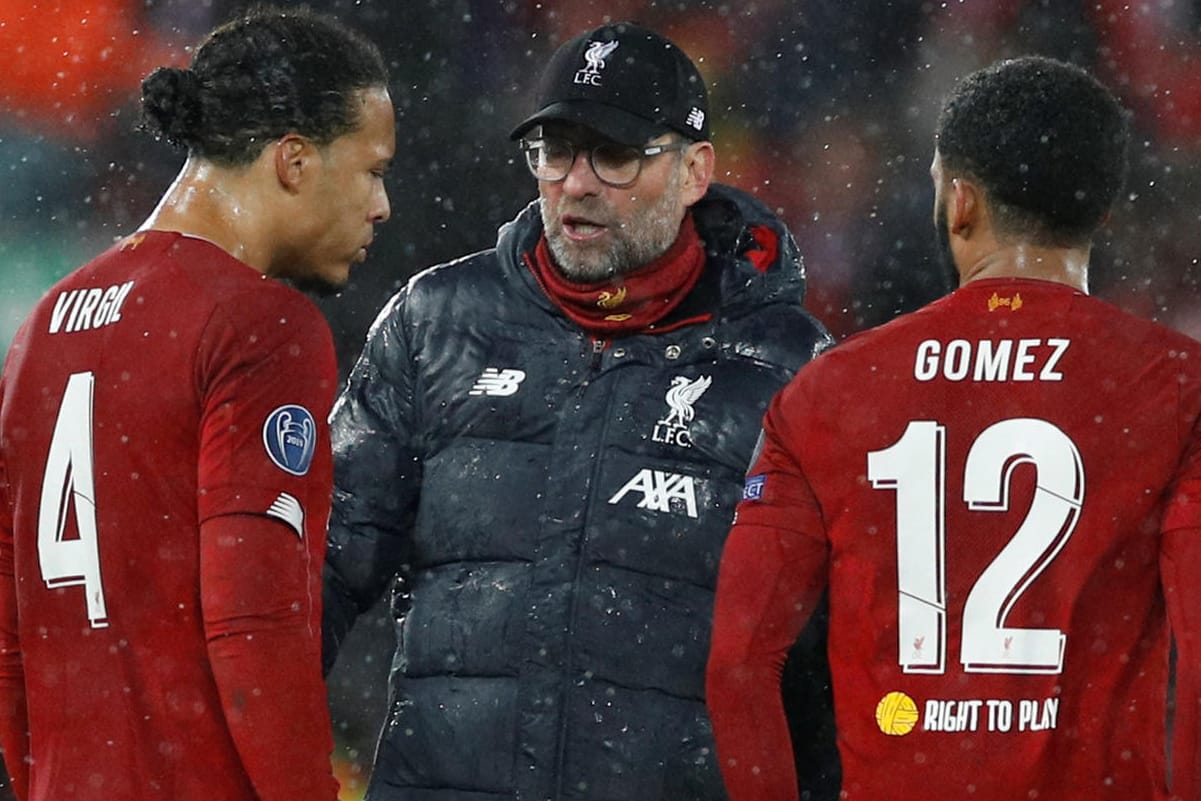 Jürgen Klopp (m.) mit Virgil van Dijk (l.) und Joe Gomez: Der FC Liverpool spielte zwar eine gute Partie, wurde aber nicht belohnt.