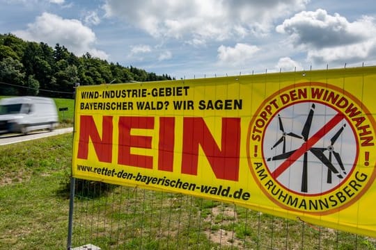 Protest gegen Stromerzeugung: Plakat von Windkraft-Gegnern im Bayerischen Wald.