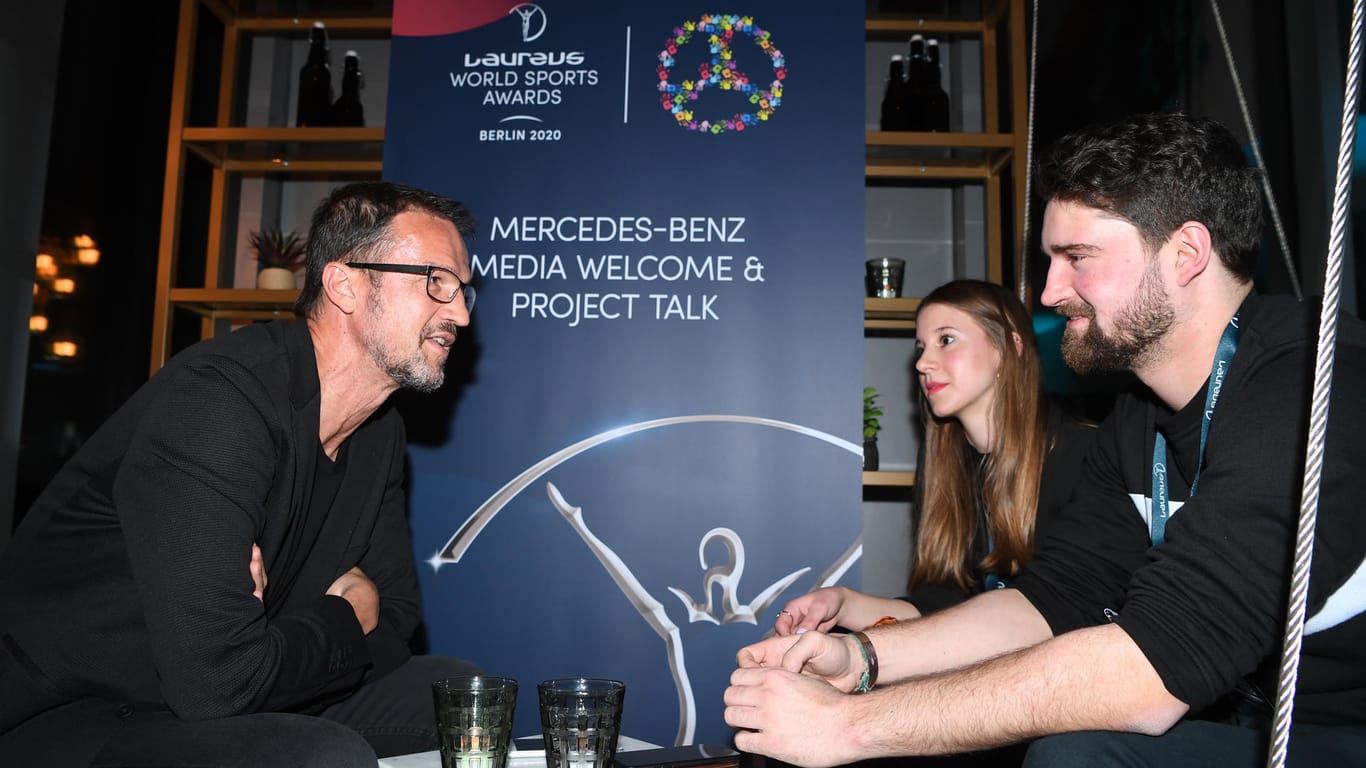 Fredi Bobic im Interview mit den t-online.de-Sportredakteuren Melanie Muschong und Noah Platschko beim Laureus World Sport Award in Berlin. (Fotoquelle: GES-Sportfoto/Mercedes-Benz)