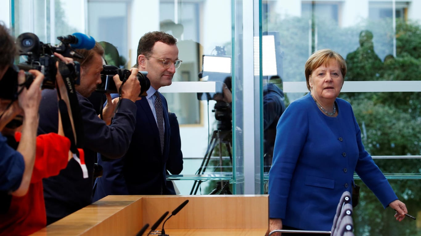 Angela Merkel und Jens Spahn: Gestern, auf dem Weg in die Bundespressekonferenz.