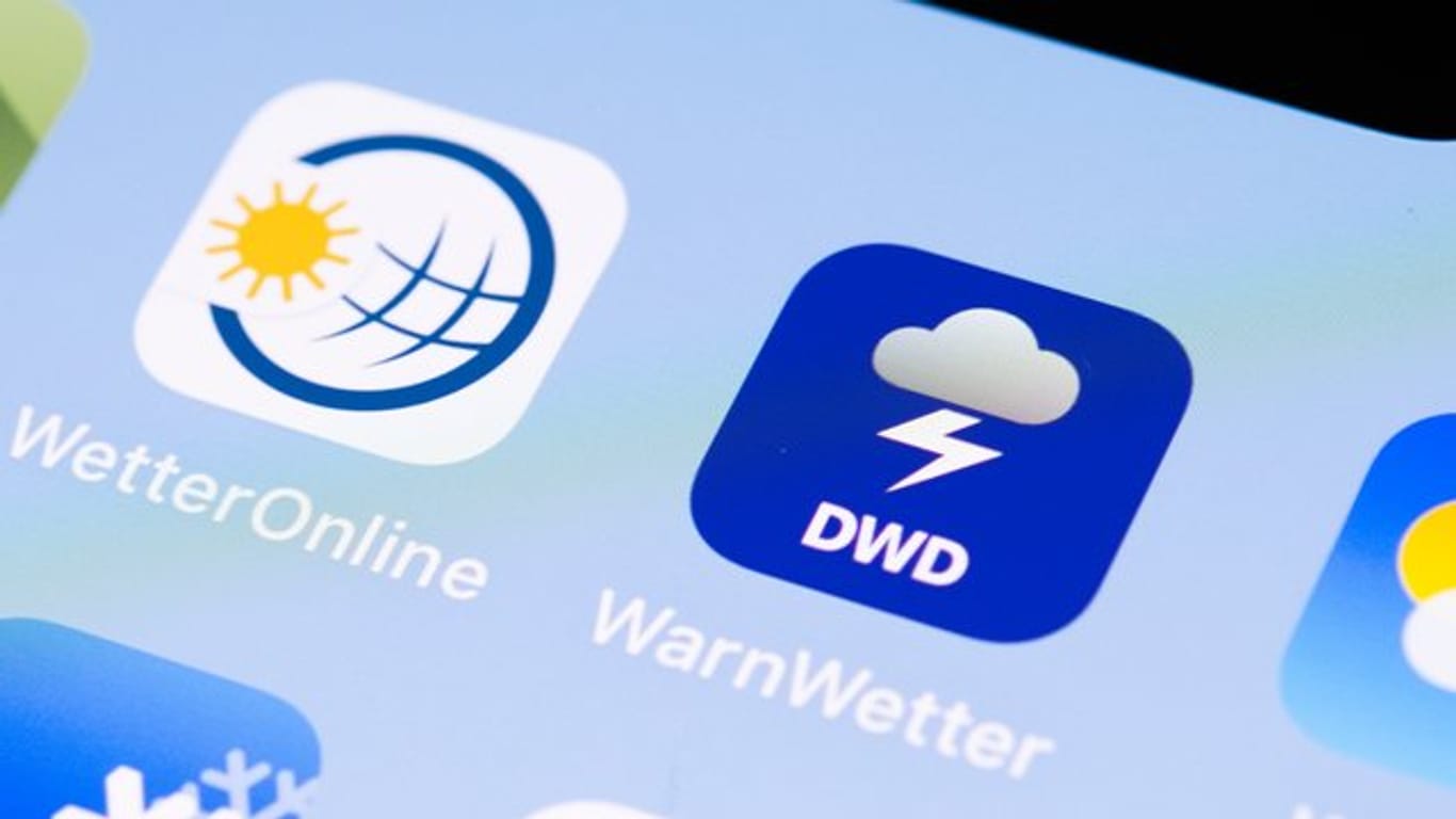 Die App "Warnwetter" ist auf einem Mobiltelefon neben der "WetterOnline" App installiert: Im Streit um die DWD-App ist ein Urteil gefallen.