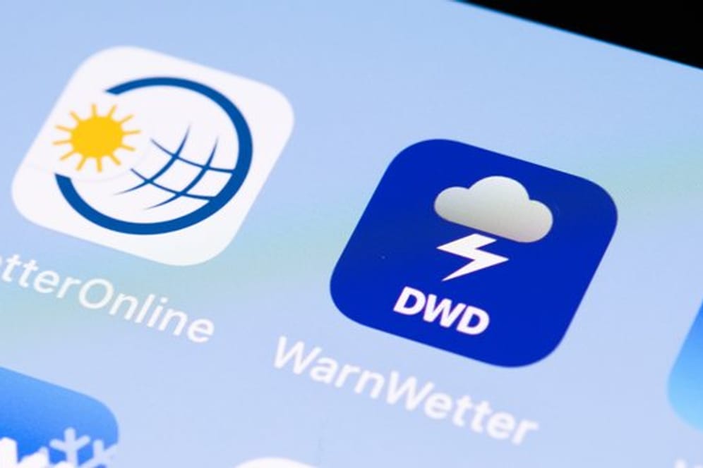 Die App "Warnwetter" ist auf einem Mobiltelefon neben der "WetterOnline" App installiert: Im Streit um die DWD-App ist ein Urteil gefallen.