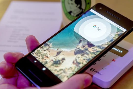 Google Pay (Bild) bietet neben dem Bezahlen nicht so viele Funktionen rund um Tickets wie Apple Wallet.