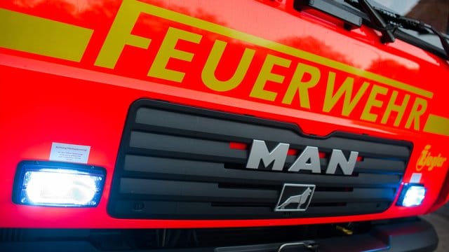 Ein Löschfahrzeug der Feuerwehr mit eingeschaltetem Blaulicht ist zu sehen (Symbolfoto): In Spandau hat es in einem Mehrfamilienhaus gebrannt. Ein Löschfahrzeug der Feuerwehr mit eingeschaltetem Blaulicht ist zu sehen (Symbolfoto): In Spandau hat es in einem Mehrfamilienhaus gebrannt.