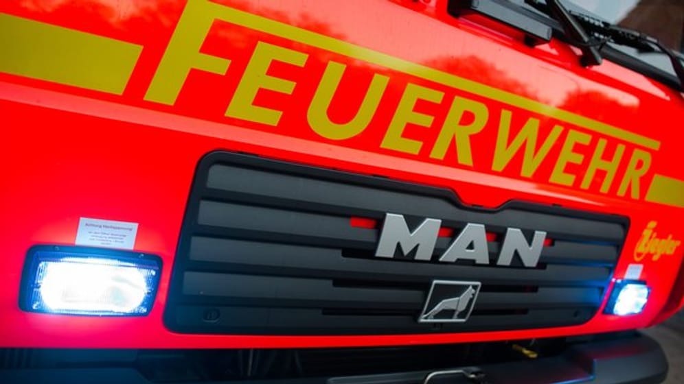 Ein Löschfahrzeug der Feuerwehr mit eingeschaltetem Blaulicht ist zu sehen (Symbolfoto): In Spandau hat es in einem Mehrfamilienhaus gebrannt.