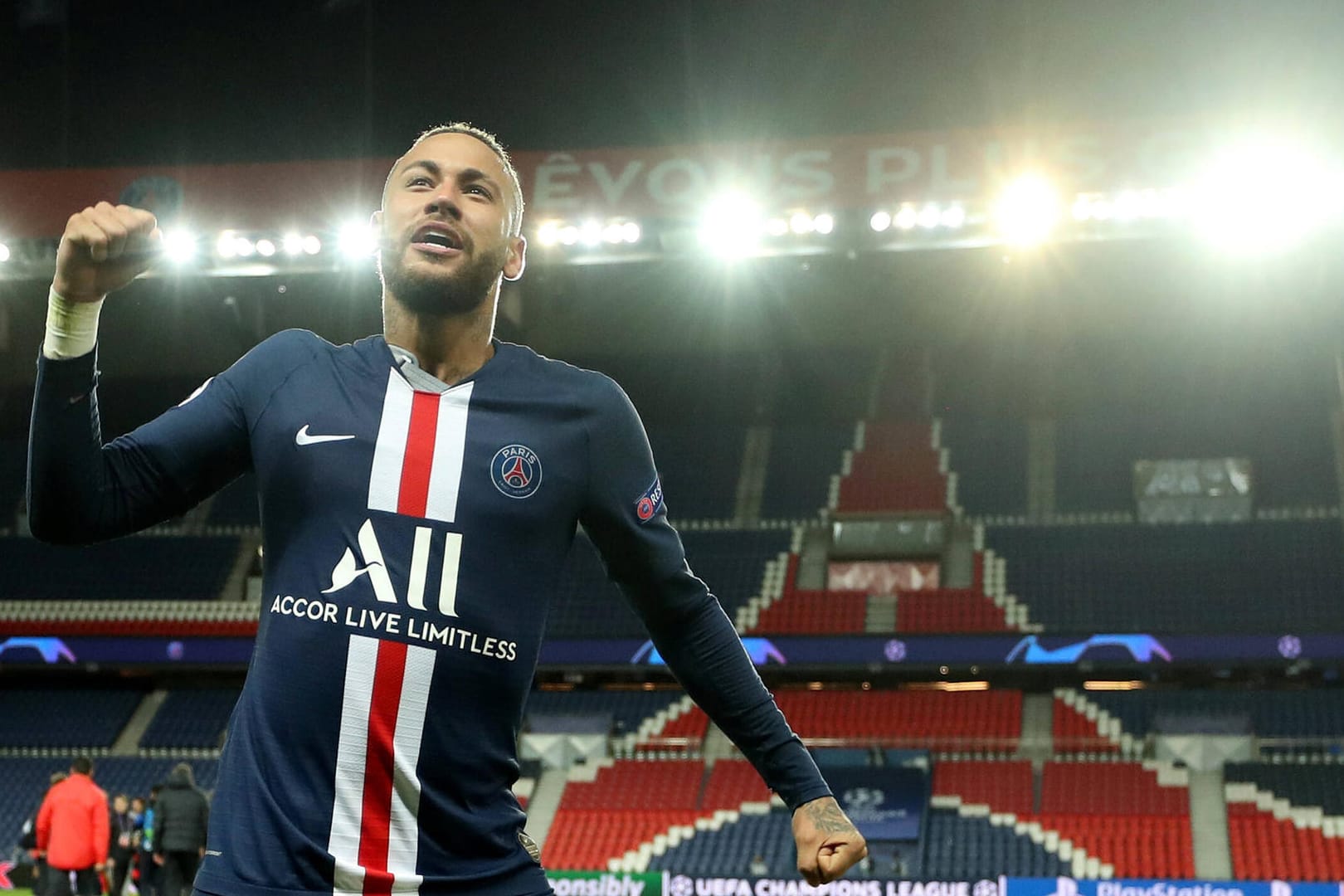 Bei diesem Jubel war noch alles in Ordnung: Doch Neymar feierte auch mit einer anderen Geste.