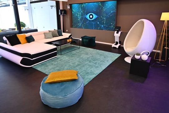 Der Wohnbereich im "Glashaus" der neuen "Big Brother"-Staffel.