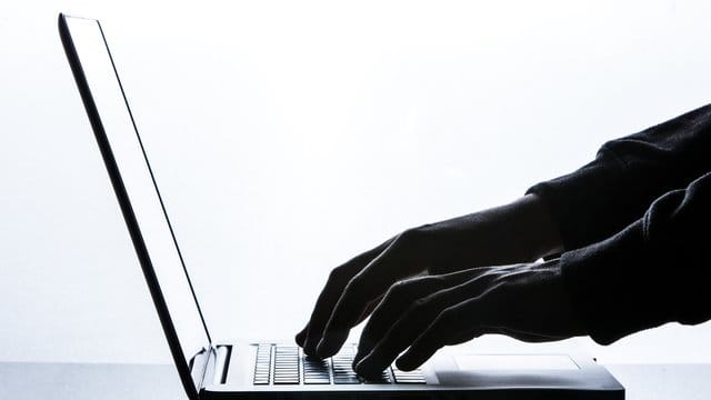 Nicht nur die Zahl der Attacken steigt, laut Rückversicherer Munich Re erpressen Cyberkriminelle auch immer höhere Geldsummen. Nicht nur die Zahl der Attacken steigt, laut Rückversicherer Munich Re erpressen Cyberkriminelle auch immer höhere Geldsummen.