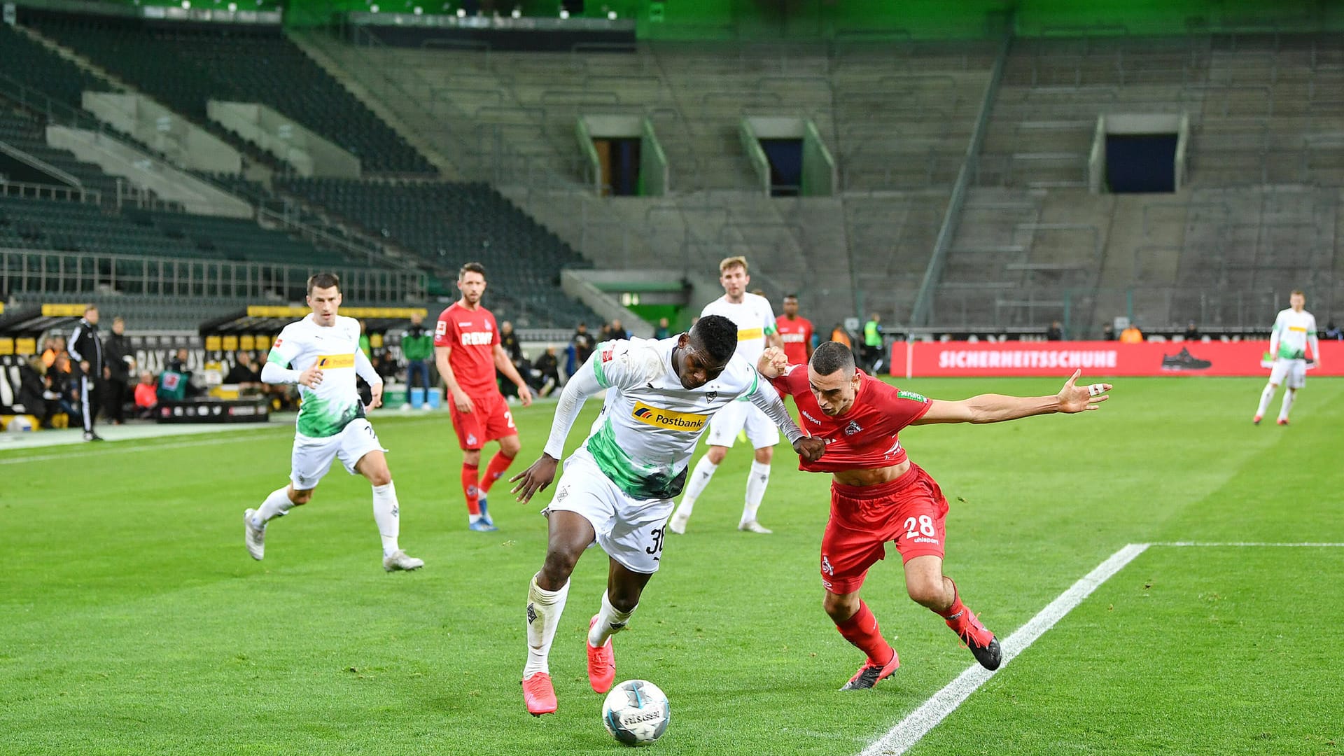 Spieler des FC Köln und von Borussia Mönchengladbach: Gestern spielten sie ein Derby vor leeren Rängen.