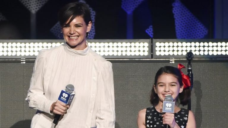 Schauspielerin Katie Holmes und ihre Tochter Suri Cruise bei einem Auftritt im Madison Square Garden.