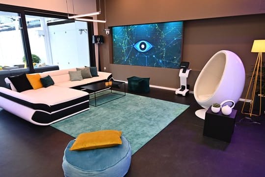 Blick in den Wohnbereich im "Glashaus" des "Big Brother"-Areals.