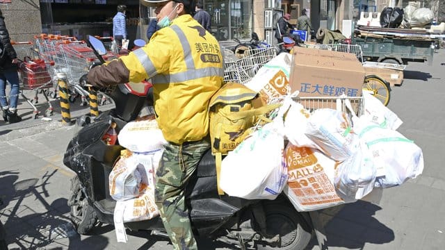 Lieferservice in Peking: Die Nachfrage nach online eingekauften Lebensmitteln ist aufgrund des Coronavirus hoch.