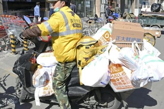 Lieferservice in Peking: Die Nachfrage nach online eingekauften Lebensmitteln ist aufgrund des Coronavirus hoch.