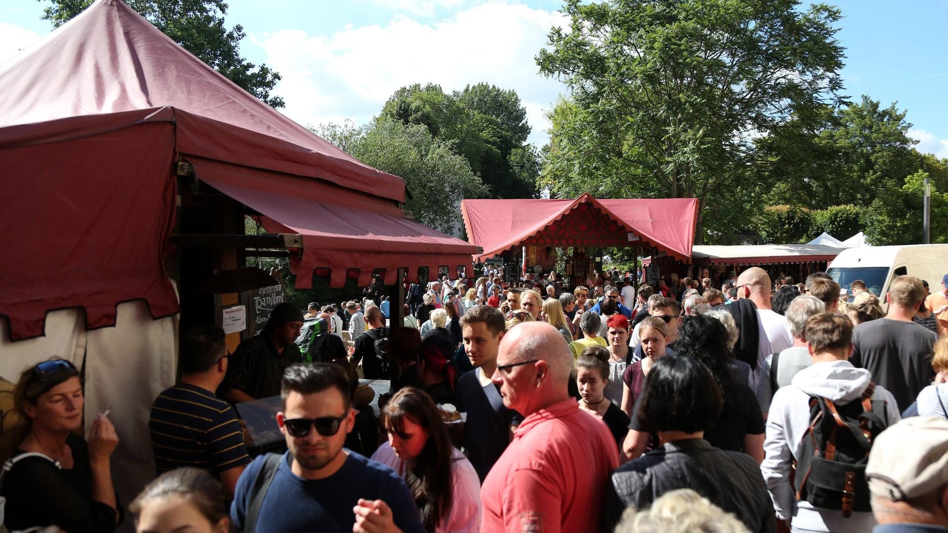 Viele Menschen sind auf einem Erfurter Stadtfest unterwegs: Der Altstadtfrühling wird in diesem Jahr ausfallen.