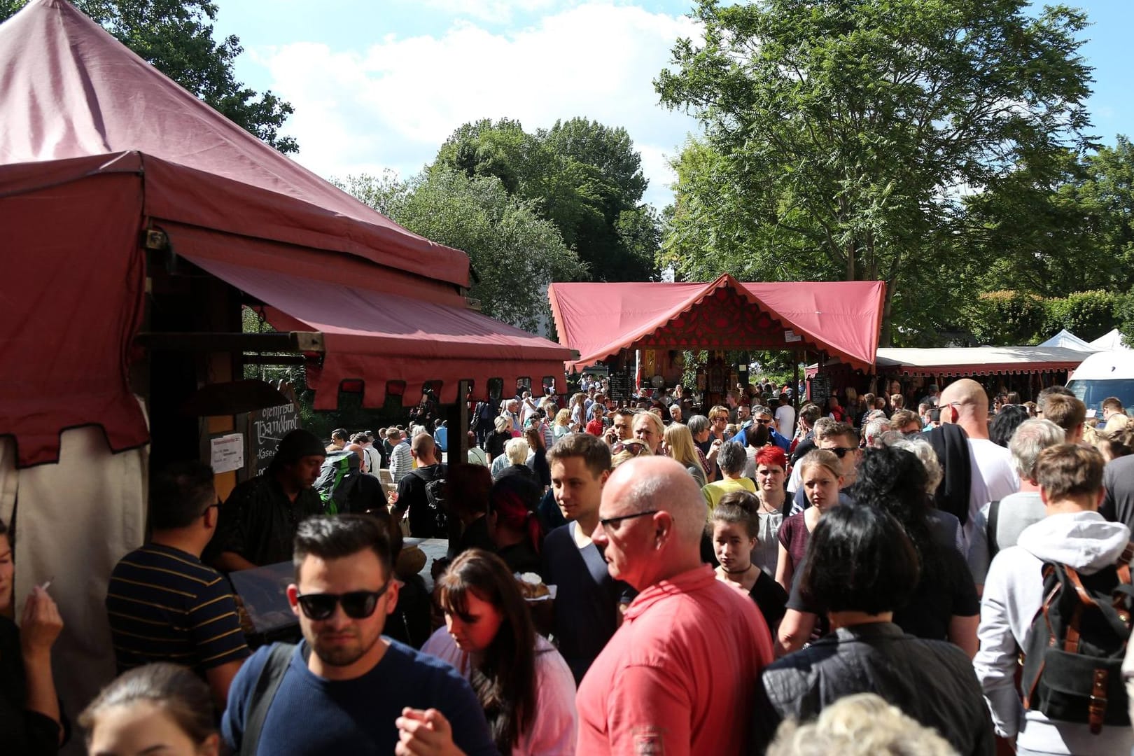 Viele Menschen sind auf einem Erfurter Stadtfest unterwegs: Der Altstadtfrühling wird in diesem Jahr ausfallen.