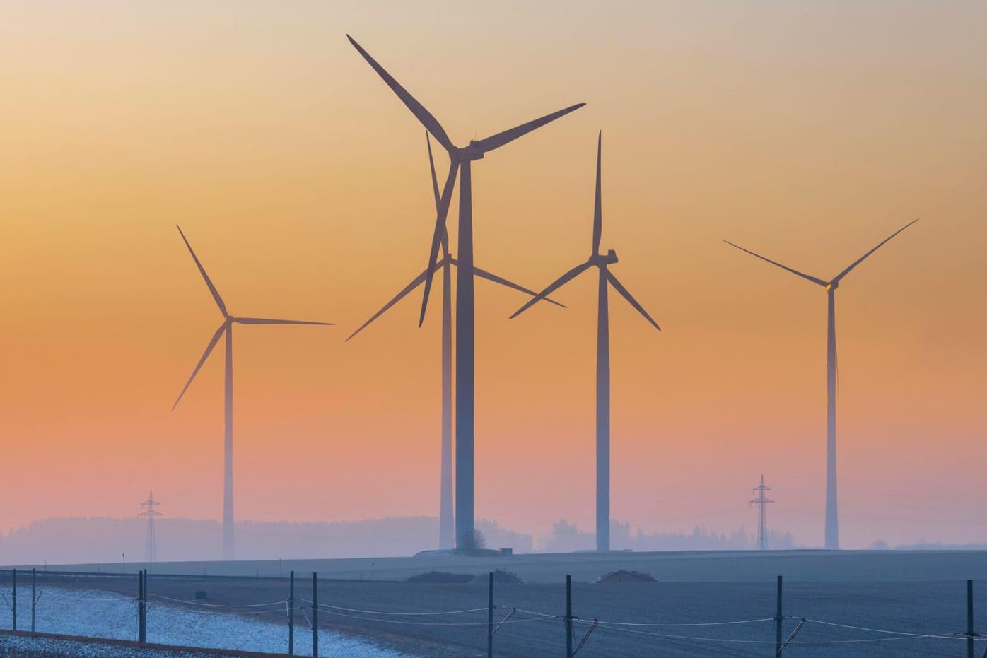 Eine Windkraftanlage an der A8: Um die Akzeptanz in der Bevölkerung zu erhöhen, soll ein Mindestabstand zu Wohnhäusern gelten.
