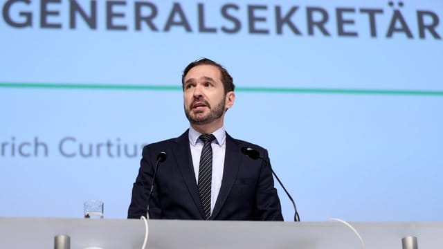 Laut DFB-Generalsekretär Curtius beschäftigt sich der DFB auch mit einem vorzeitigen Saisonabbruch. Laut DFB-Generalsekretär Curtius beschäftigt sich der DFB auch mit einem vorzeitigen Saisonabbruch.