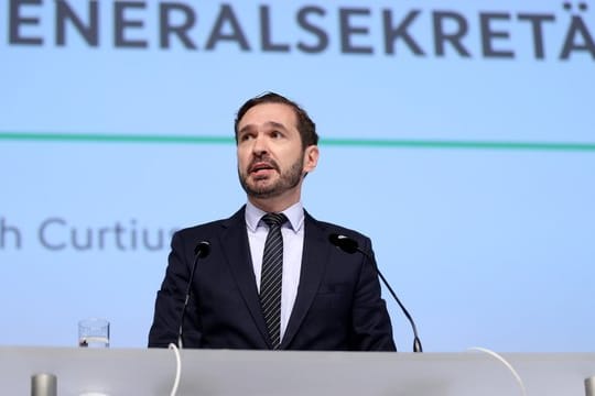 Laut DFB-Generalsekretär Curtius beschäftigt sich der DFB auch mit einem vorzeitigen Saisonabbruch.