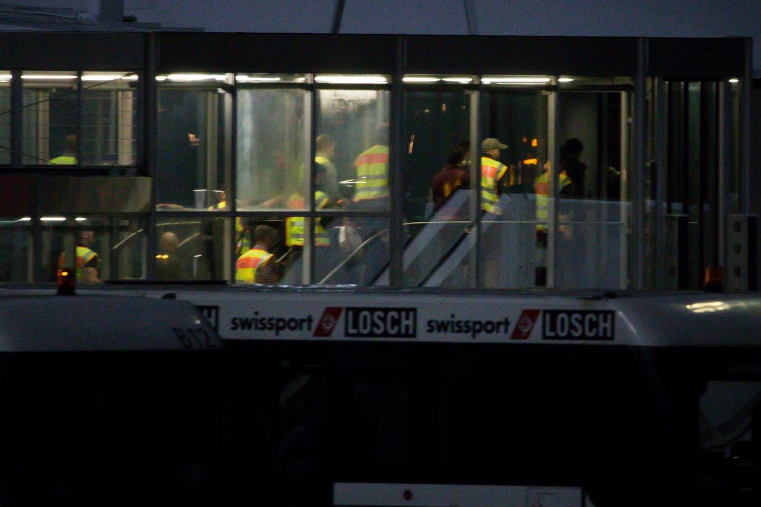 27 3 2017 Polizeikröfte und Abgeschobene betreten Flugzeug auf dem Münchner Vorfeld 4 SammelabsPolizeikräfte führen Geflüchtete in ein Flugzeug, das sie nach Afghanistan bringen soll (Archivbild): Die 33. Sammelabschiebung ist am frühen Donnerstagmorgen erfolgt. Mit an Bord waren 22 Straftäter.