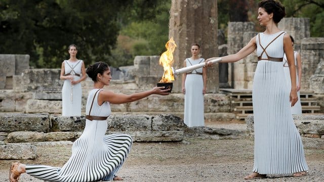 Eine als Hohepriesterin verkleidete Schauspielerin (2. Eine als Hohepriesterin verkleidete Schauspielerin (2.