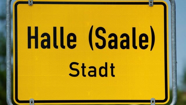 Halle in Sachsen-Anhalt schließt von diesem Freitag an alle Kindertagesstätten und Schulen. Halle in Sachsen-Anhalt schließt von diesem Freitag an alle Kindertagesstätten und Schulen.