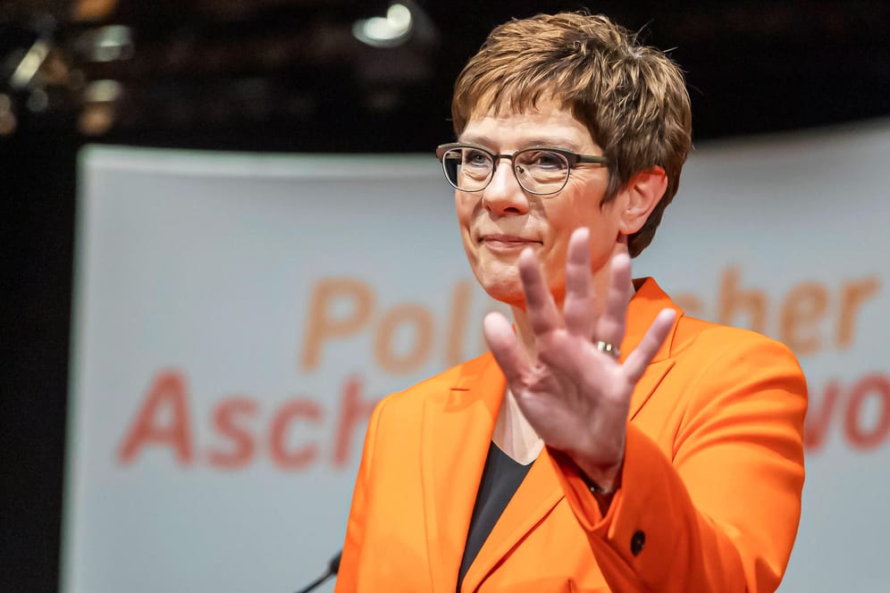 Annegret Kramp-Karrenbauer: Über ihre Nachfolge wird nicht am 25. April entschieden. Wegen der Corona-Krise wird der Sonderparteitag verschoben.