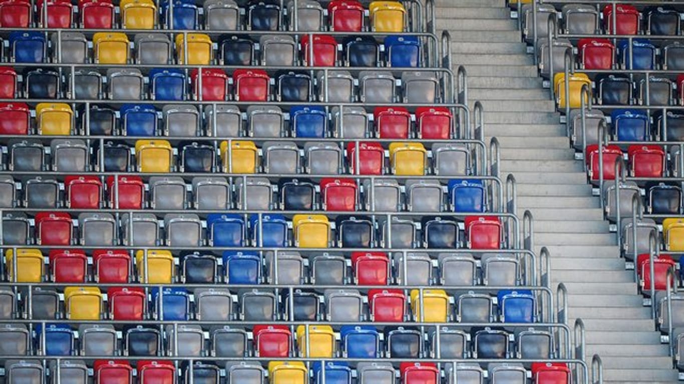 Eine leere Zuschauertribüne im Düsseldorfer Stadion.
