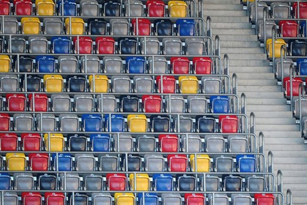 Eine leere Zuschauertribüne im Düsseldorfer Stadion.