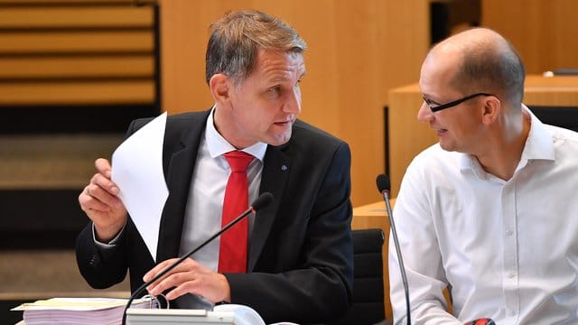 Björn Höcke (l) und Stefan Möller im Thüringer Landtag