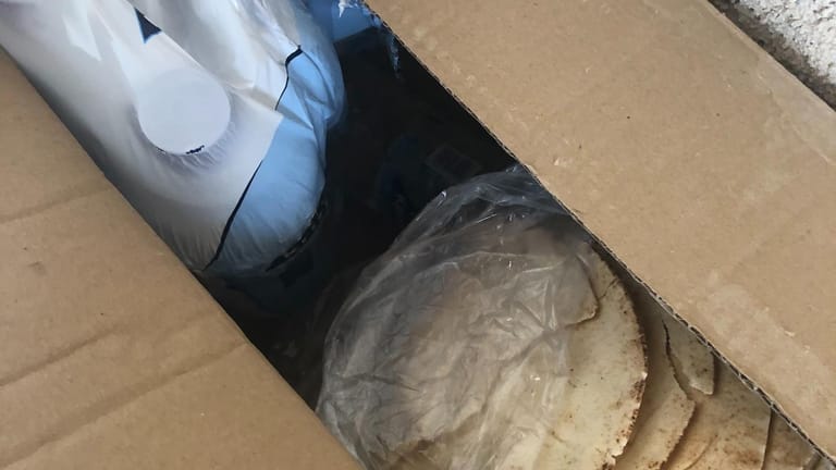 Fladenbrote und Wasserflaschen: Einmal am Tag kommt ein Mitarbeiter des UN-Flüchtlingshilfswerks vorbei, um den Flüchtlingen Essen zu bringen.