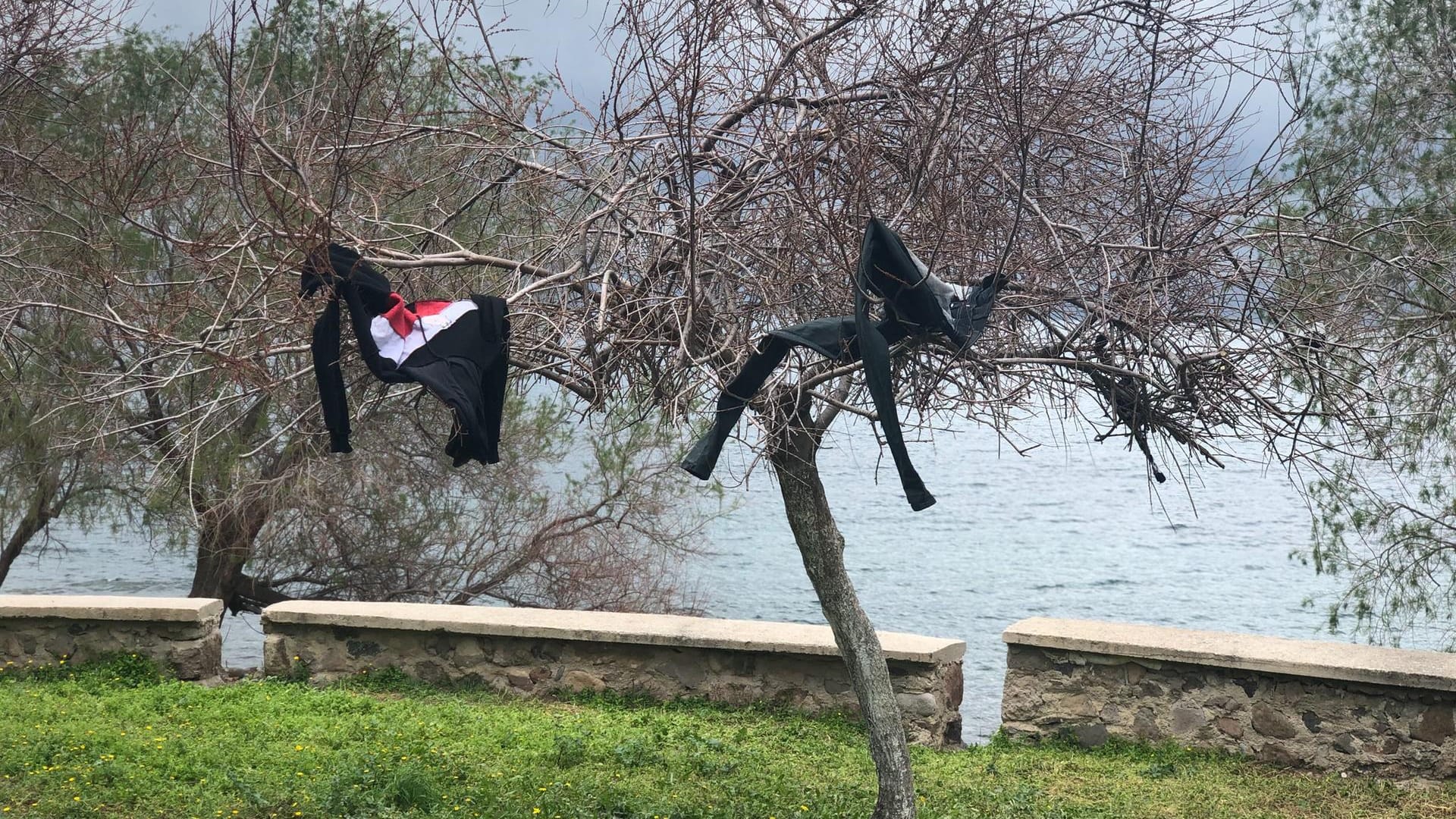 Wäsche trocknet in den Zweigen der Bäume: Hier gibt es keinen Strom, kein fließendes Wasser, nicht einmal eine Toilette.