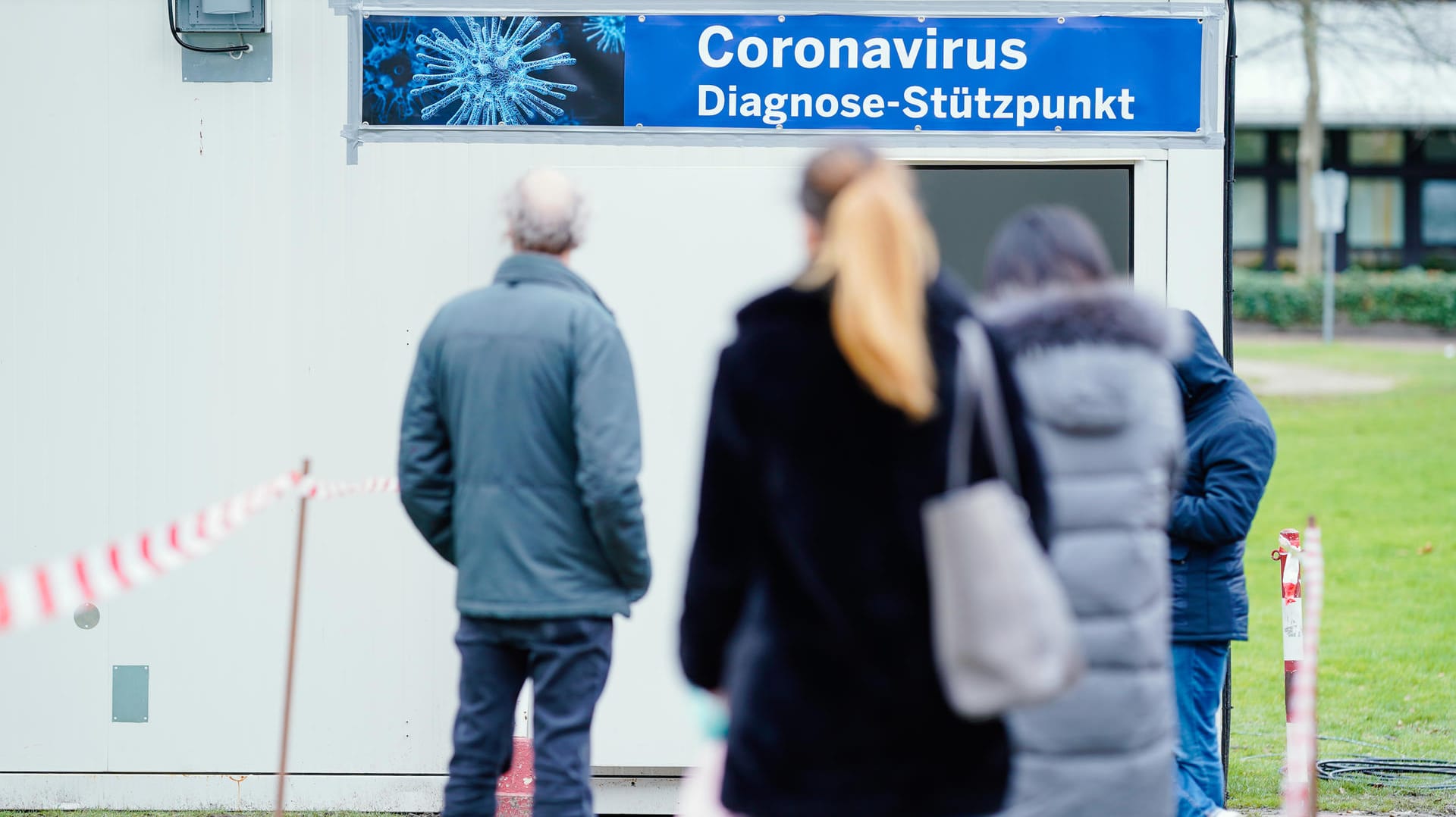 Corona-Test in Baden-Württemberg, Mannheim: Warteschlange auf dem Gelände des Universitätsklinikums vor speziell für den Test auf den neuartigen Coronavirus aufgestellten Containern.