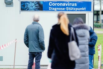 Corona-Test in Baden-Württemberg, Mannheim: Warteschlange auf dem Gelände des Universitätsklinikums vor speziell für den Test auf den neuartigen Coronavirus aufgestellten Containern.