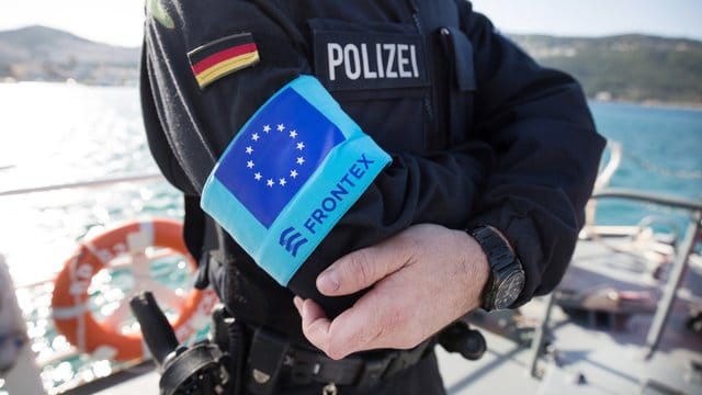 Ein Beamter der Bundespolizei See steht im Hafen der Insel Samos auf dem Vordeck des Streifenboots BP 62 "Uckermark".