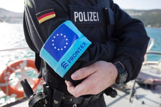 Ein Beamter der Bundespolizei See steht im Hafen der Insel Samos auf dem Vordeck des Streifenboots BP 62 "Uckermark".