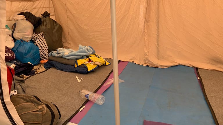Zelt des Flüchtlingshilfswerks: Hier leben 25 Menschen auf engstem Raum zusammen.