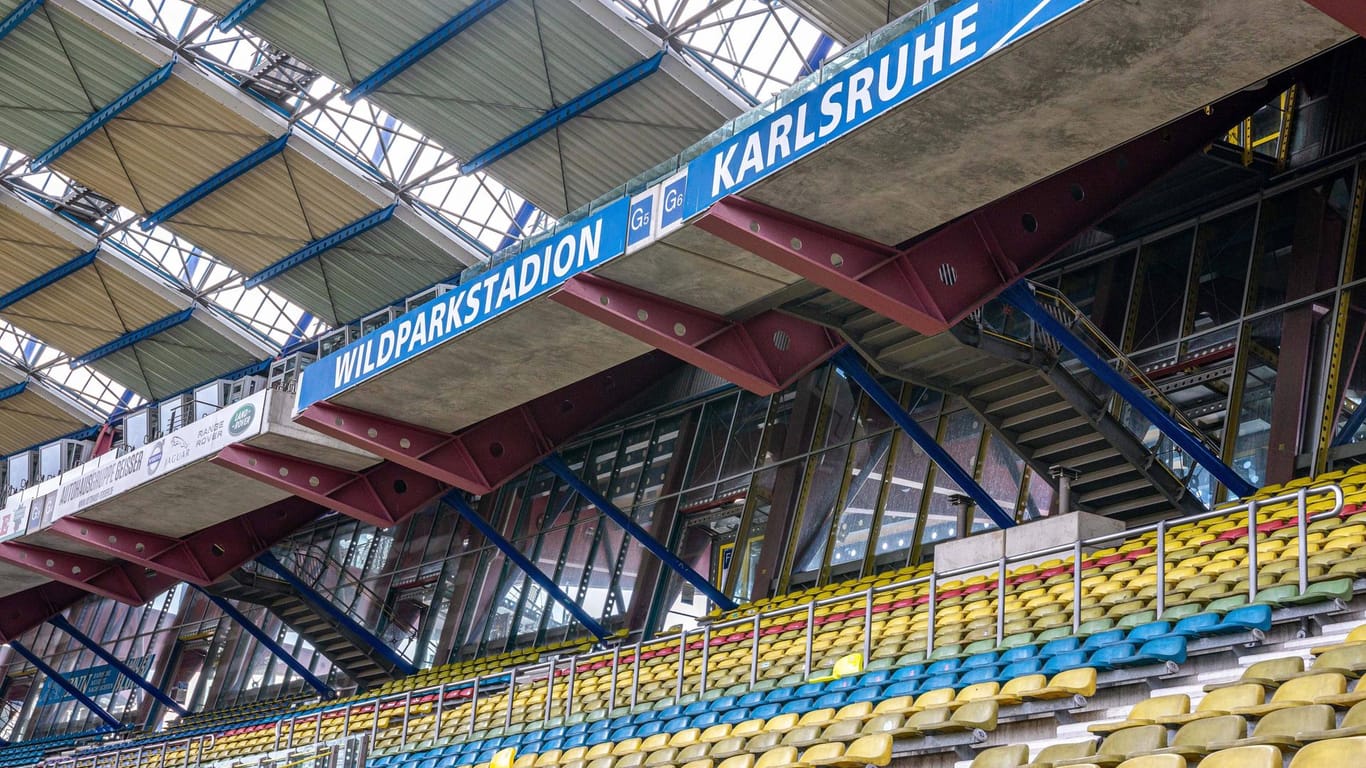Wildparkstadion in Karlsruhe: Beim KSC-Spiel bleiben die Ränge leer.