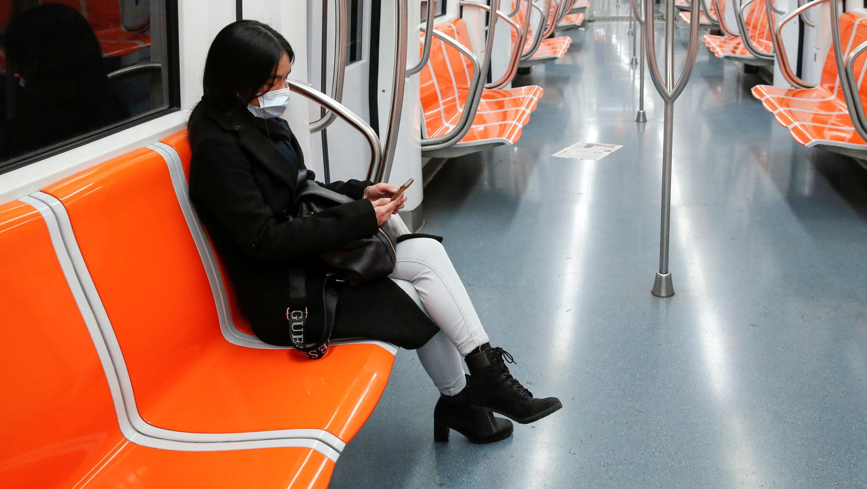 Eine Frau sitzt in einer leeren U-Bahn in Rom: Italien hat für das ganze Land strenge Reisevorschriften erlassen.