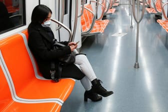 Eine Frau sitzt in einer leeren U-Bahn in Rom: Italien hat für das ganze Land strenge Reisevorschriften erlassen.
