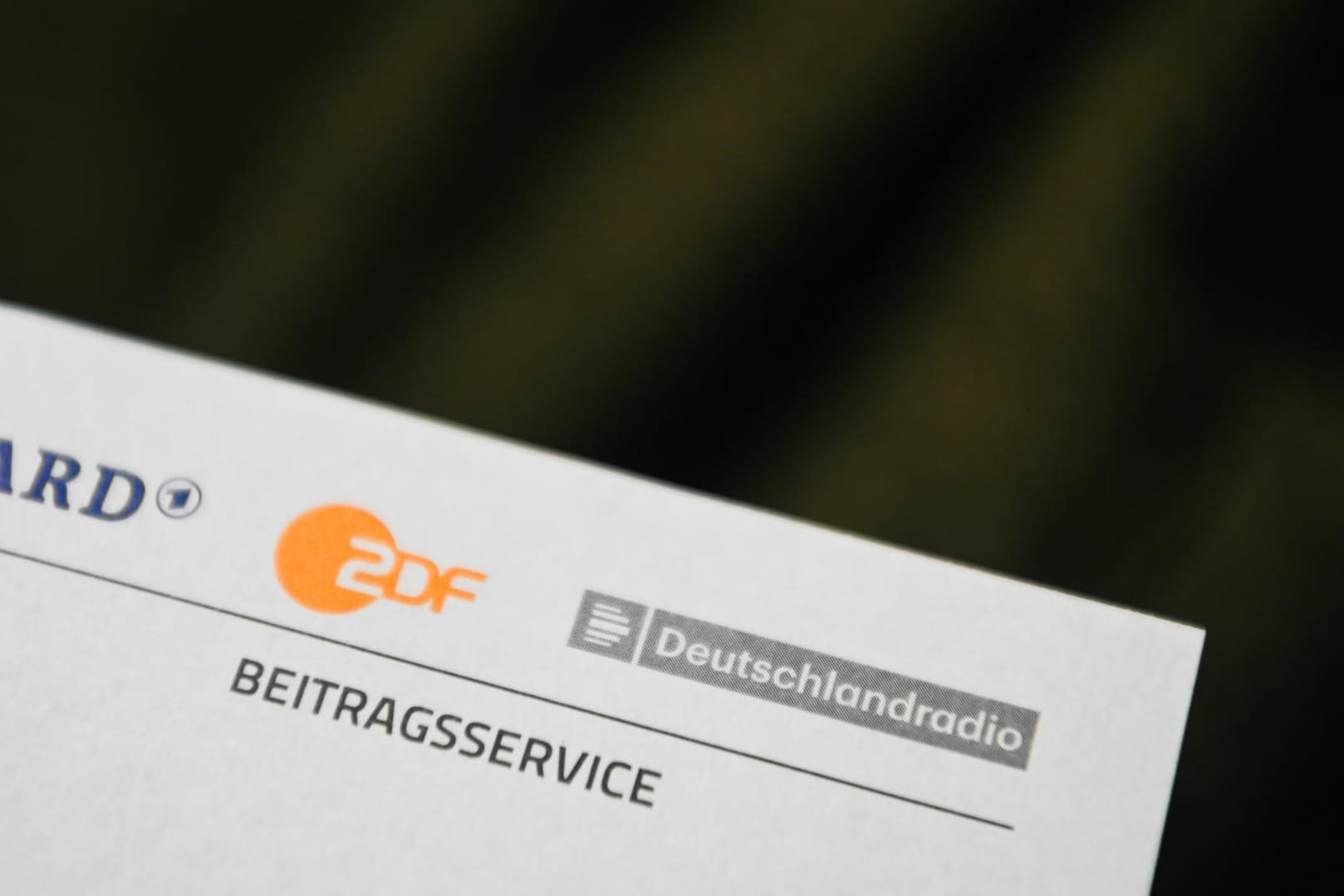Ein Bescheid für den Rundfunkbeitrag: Der Beitrag soll zum kommenden Jahr steigen.