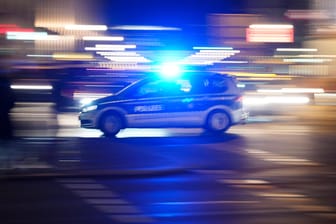 Ein Auto der Polizei in Berlin auf dem Weg zu einem Einsatz: In Lichtenrade ist ein Rentner getötet worden (Symbolbild).
